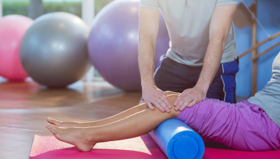 Instrutora ensina a indivíduo exercícios que aliviam dor da artrose