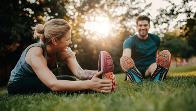 Homem e mulher fazer exercício físico para reduzir o risco de cancro