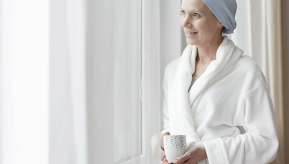 Mulher com cancro olha pela janela