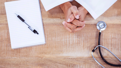 Médico preparado para fazer check-up a indivíduo