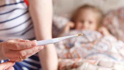 Mãe mede febre de criança para avaliar risco de convulsão febril