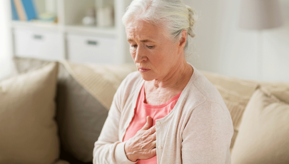 Mulher com desconforto no peito acredita no mito de que o coração não dói