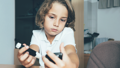 Menino faz o controlo da sua diabetes