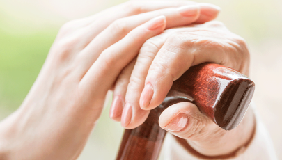 Idoso com doença de Parkinson recorre a bengala para evitar quedas