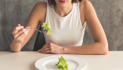 Mulher manifesta sintomas de doenças de comportamento alimentar