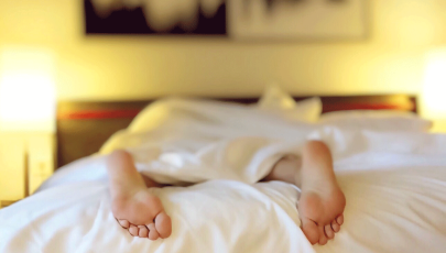 Indivíduo com sintomas de doenças do sono deitado na cama