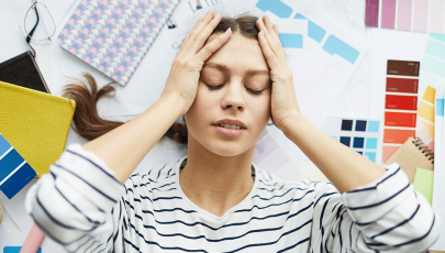 Jovem manifesta sintomas de dor de cabeça na criança