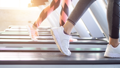 Mulher treina na passadeira porque reconhece relação benéfica entre exercício físico e doenças cardiovasculares