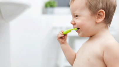Criança na casa de banho a lavar os dentes