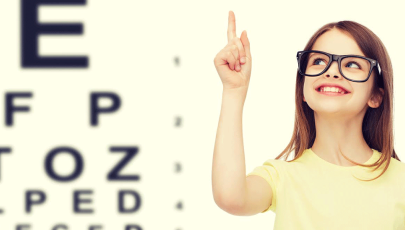 Menina faz teste de diagnóstico de problemas de visão em crianças