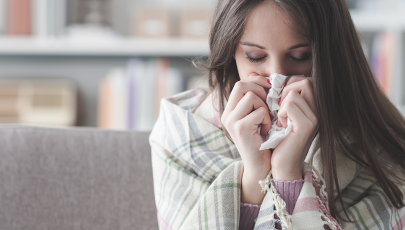 Mulher doente na dúvida entre gripe e constipação