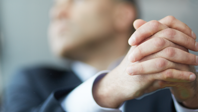 Close-up de mãos de homem com hiperidrose