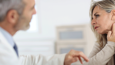 Mulher é avaliada pelo médico para diagnóstico de linfoma