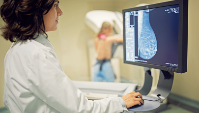 Médica avalia resultados de mamografia de paciente