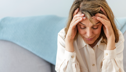 Mulher sente dificuldades de concentração, um dos sintomas mais comuns da menopausa