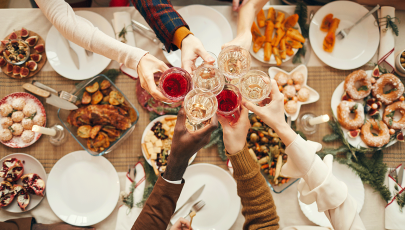 Grupo de pessoas faz brinde a uma mesa de Natal mais saudável