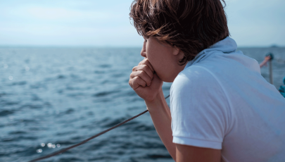 Indivíduo tenta lidar com náuseas e vómitos