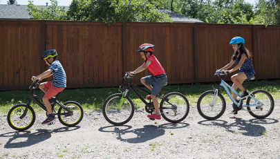 crianças a andar de bicicleta como forma de prevenir obesidade infantil