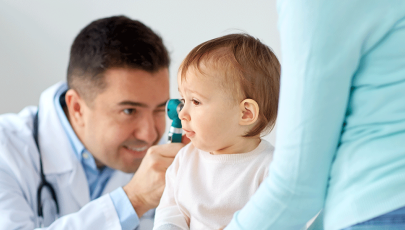 otorrinolaringologista observa bebé com possível otite serosa