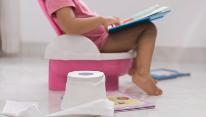 Criança que sofre de prisão de ventre no bacio