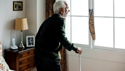 Homem idoso toma medidas para prevenir quedas em casa