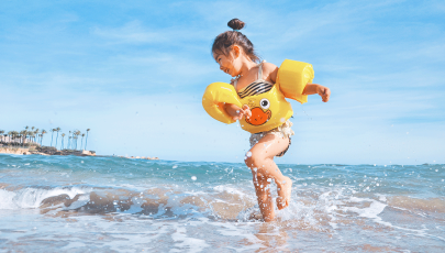 Criança usa braçadeiras como medida de segurança na água