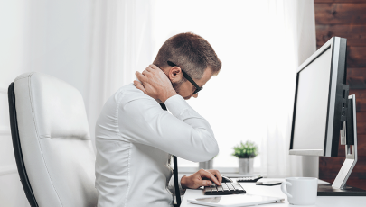 Homem manifesta sintomas de tendinite do ombro