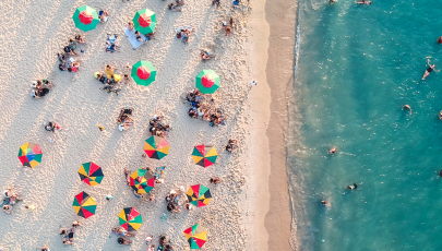 Banhistas da praia adotam estratégias para um verão sem sobressaltos