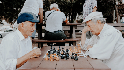 Homens com mais de 65 anos jogam xadrez no parque