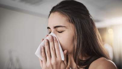 Mulher com sintomas de alergias