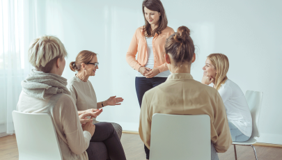 Grupo de mulheres reúne-se para discutir o impacto psicológico do cancro da mama