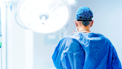 médico preparado para aplicar radioterapia intraoperatória no tratamento de cancro da mama