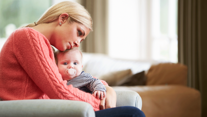 Mulher com bebé manifesta sintomas de depressão pós-parto