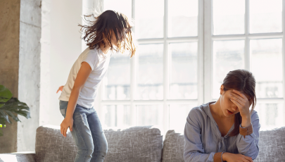 Mãe perde controlo da filha, um dos erros que os pais cometem