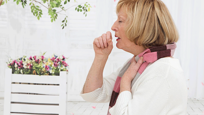 mulher com tosse provocada por pneumonia