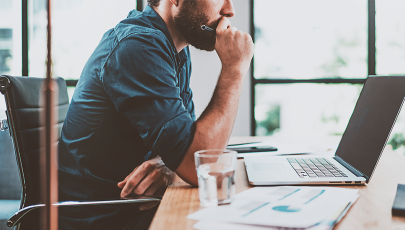 Homem corrige postura no trabalho