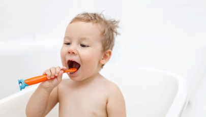 Bebé a fazer a higiene oral depois de nascerem os primeiros dentes