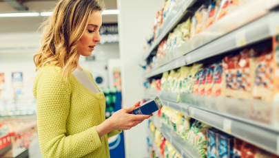 mulher a analisar o rótulo de produto alimentar