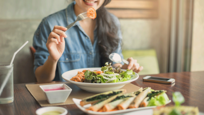 Mulher come alimentos saudáveis para baixar os triglicéridos no sangue