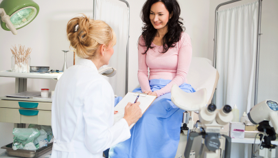 Mulher vai ao médico para vigilância ginecológica