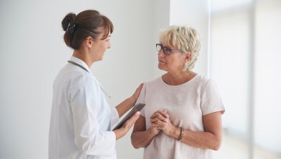 Médica e paciente conversam sobre imunoterapia