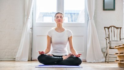 Mulher pratica mindfulness