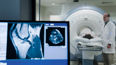 Indivíduo com lesões desportivas do joelho faz ressonância magnética