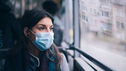 Mulher consciente dos problemas de pele associados ao uso de máscara