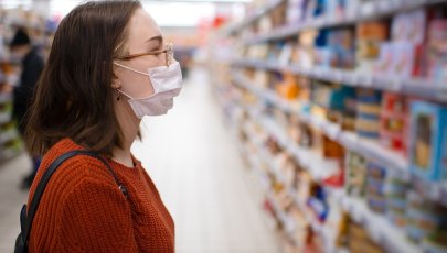 Mulher a ir ao supermercado em tempos de coronavírus