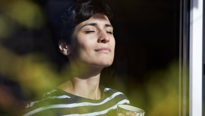 Mulher cumpre isolamento social para evitar consequência da COVID-19 e quimioterapia