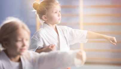 Criança pratica desporto