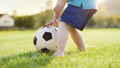 Criança usufrui dos benefícios do desporto na infância