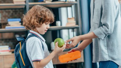 Depois de preparar a marmita, mãe entrega-a ao filho