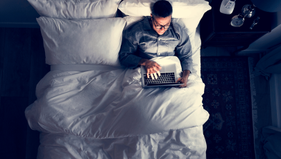 Homem mexe no computador antes de dormir, um dos hábitos lhe tiram o sono